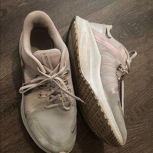 Nike Quest Women's Running Shoes - Cream and Pink